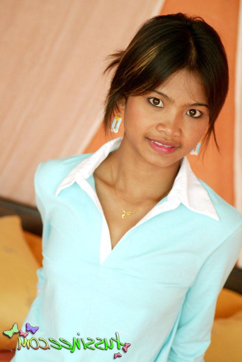20P Pictures of Tussinee Teen strutting her cute body