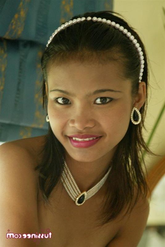 20P Pictures of teen Tussinee Teen showing off her tight teen body