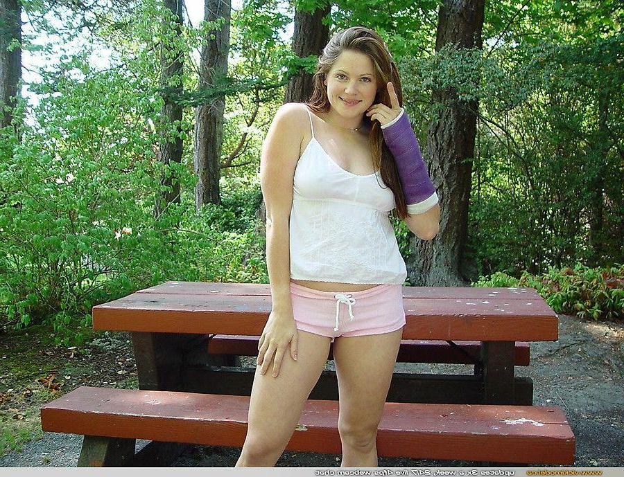 20P Pictures of teen Vicki Model showing off her beautiful body