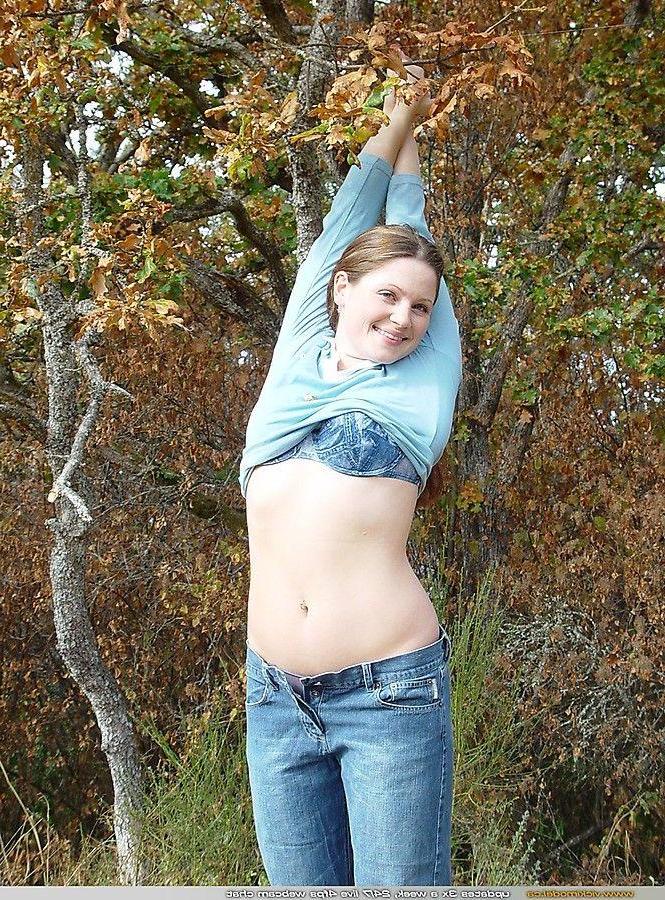 20P Pictures of Vicki Model showing her hot teen body