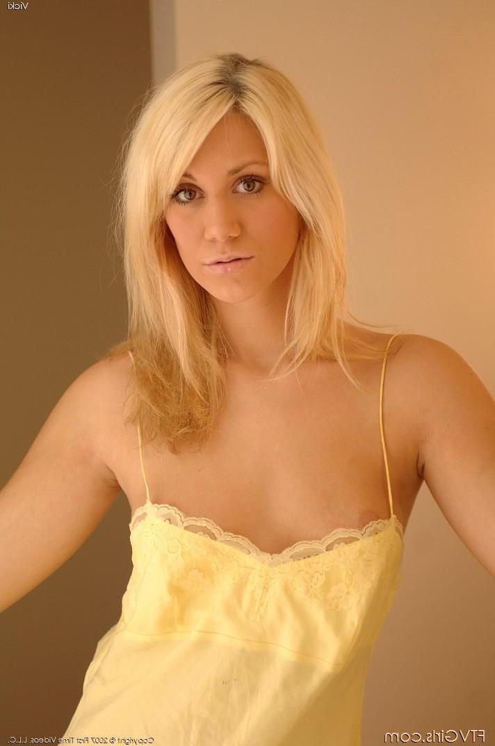 20P Pictures of Vicki FTV exposing her hot body for you