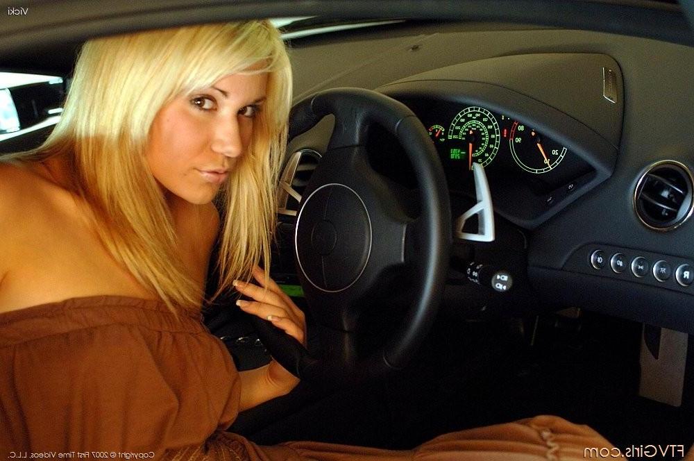 20P Pictures of Vicki FTV exposing her hot body for you