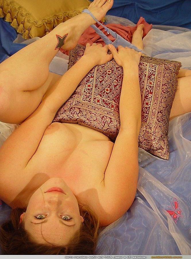 20P Pictures of teen girl Vicki Model showing off her hot body