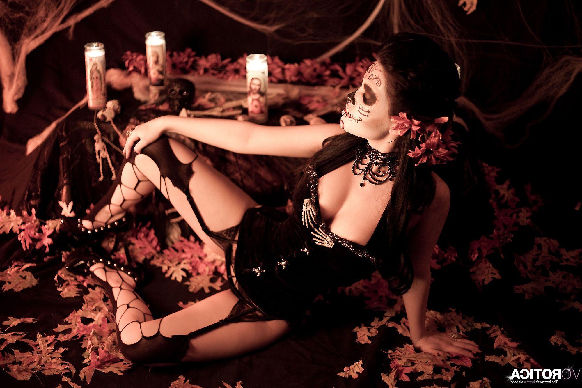 15P Pictures of Viorotica giving a hot gothic set