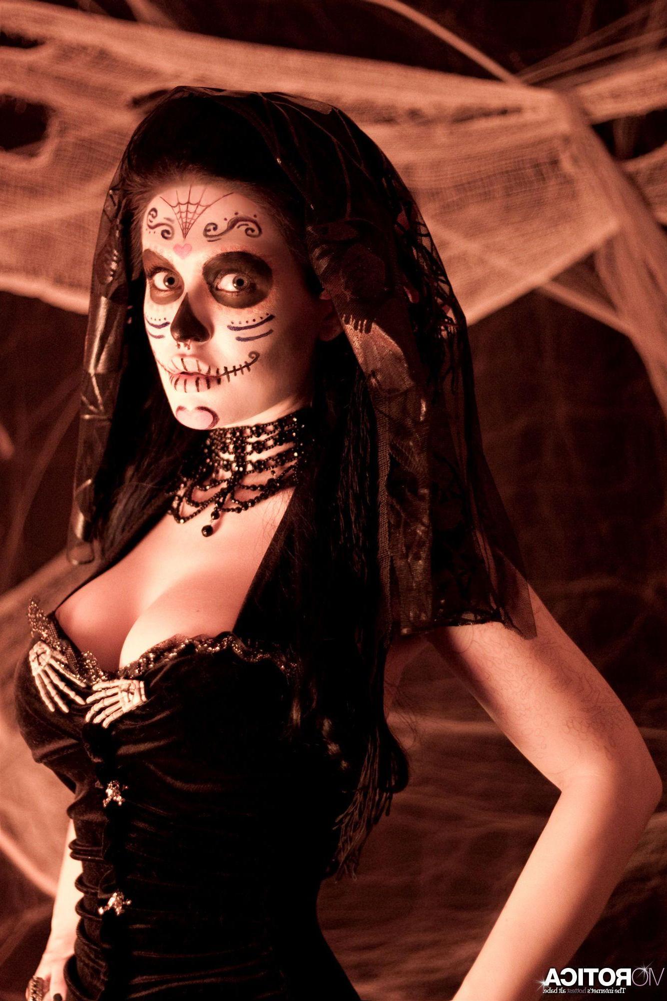 15P Pictures of Viorotica giving a hot gothic set