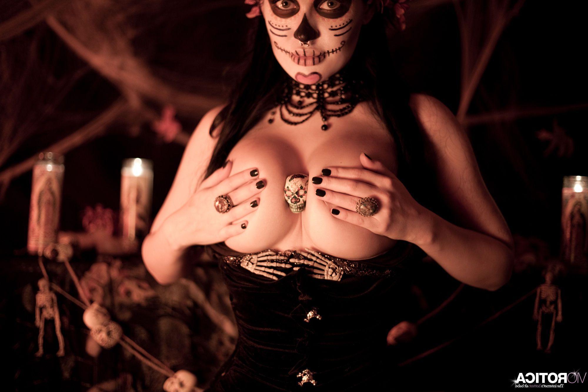 15P Pictures of Viorotica giving a hot gothic set