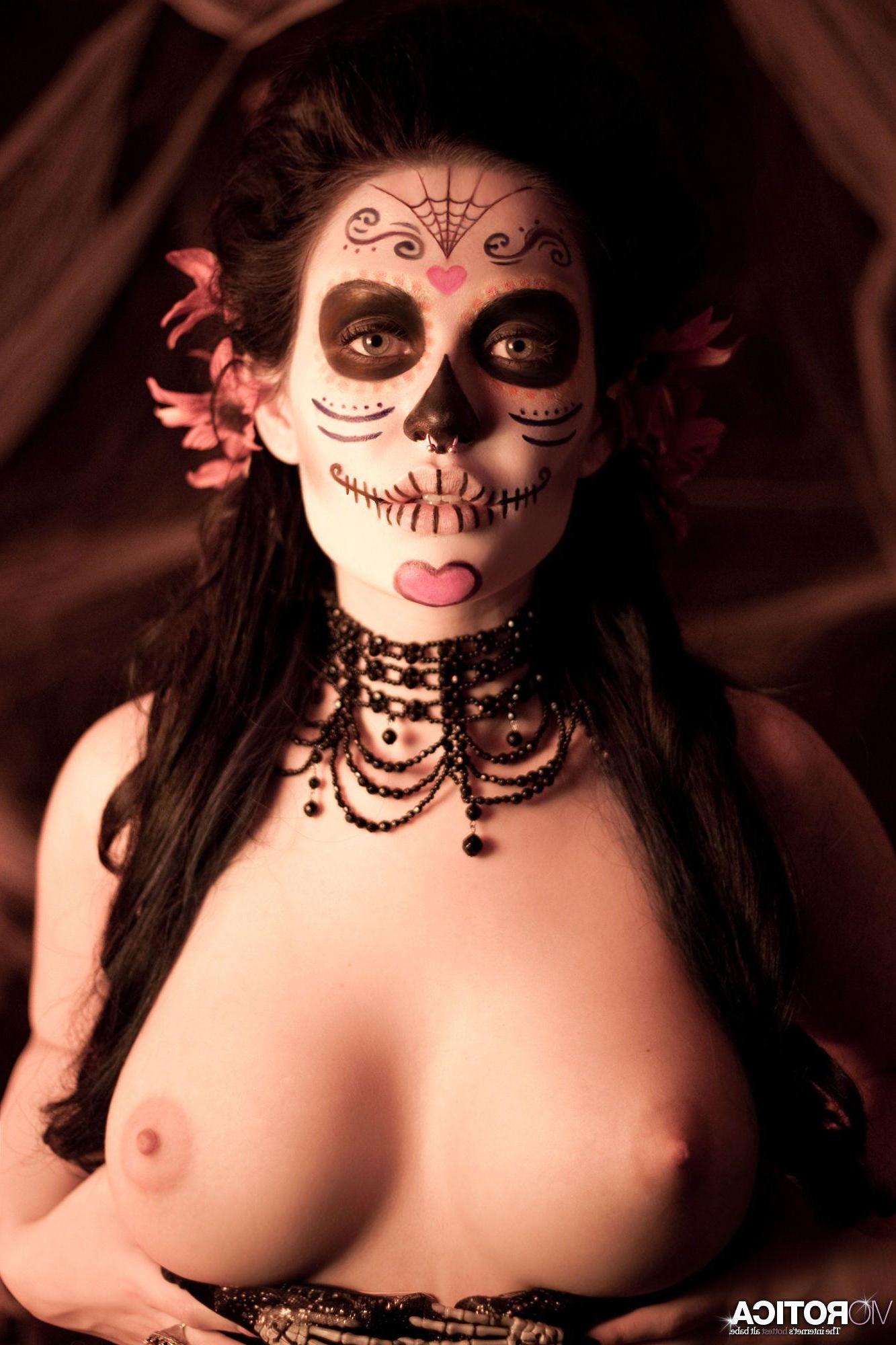 15P Pictures of Viorotica giving a hot gothic set