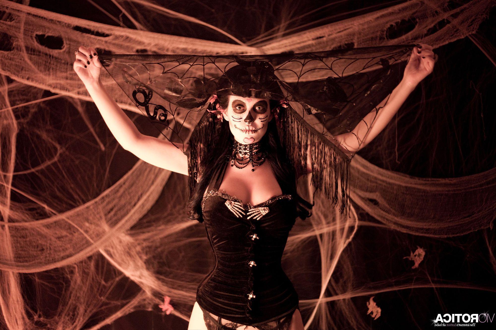 15P Pictures of Viorotica giving a hot gothic set