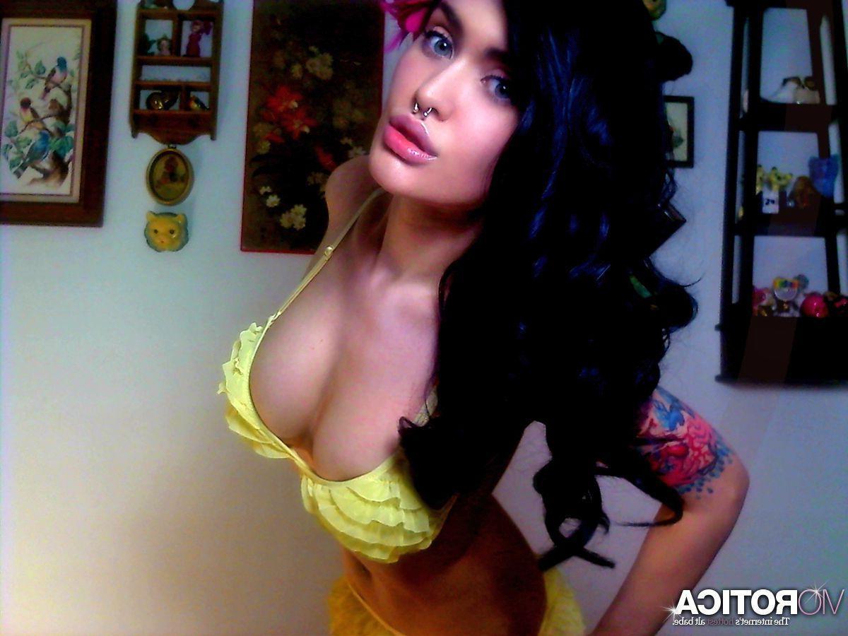 15P Pictures of teen Viorotica teasing with her beautiful body