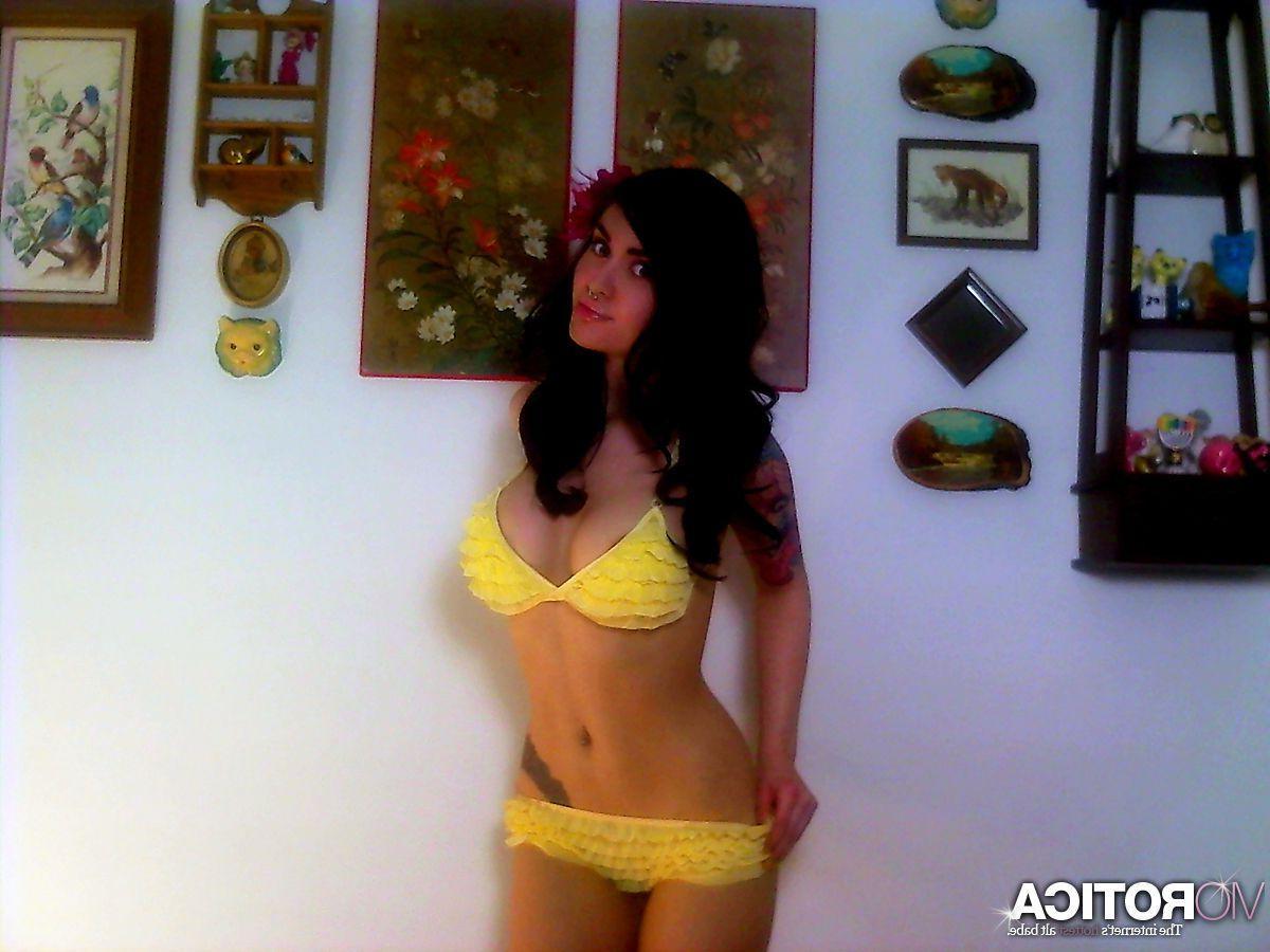 15P Pictures of teen Viorotica teasing with her beautiful body