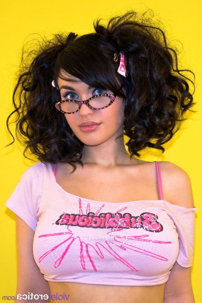 15P Pictures of teen girl Violet Erotica showing her hot nude body