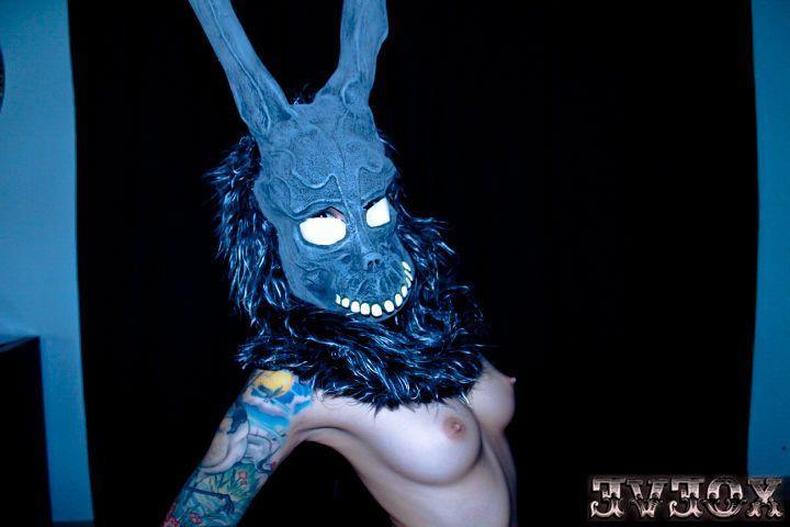 15P Pictures of Xo Eve giving a hot Donnie Darko set