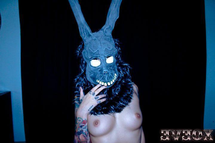 15P Pictures of Xo Eve giving a hot Donnie Darko set