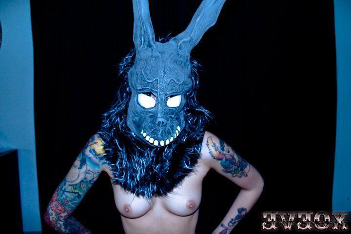 15P Pictures of Xo Eve giving a hot Donnie Darko set