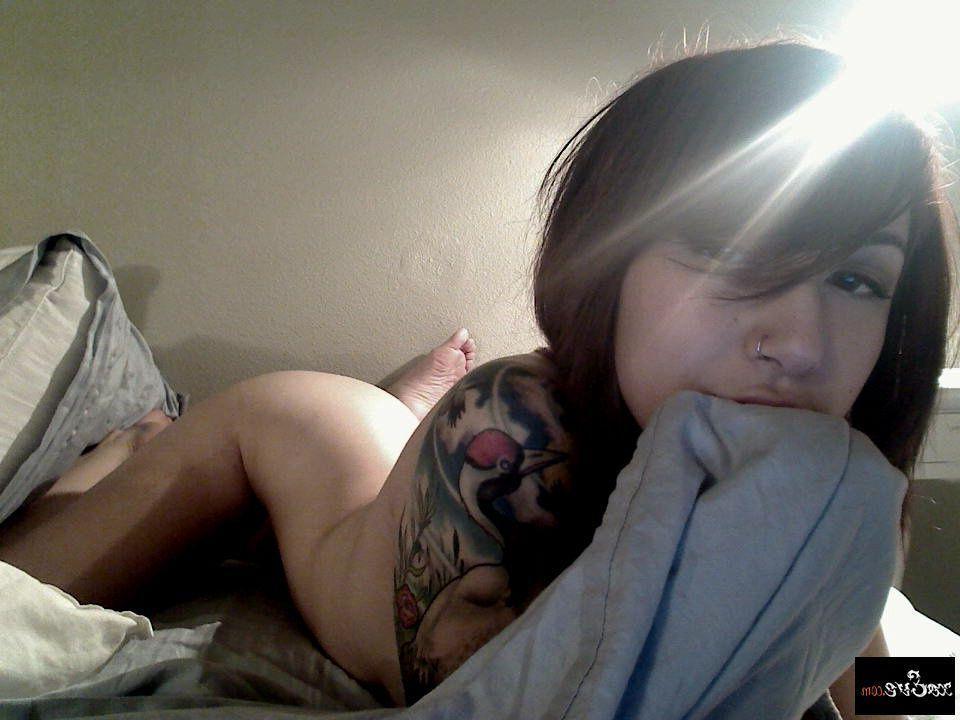 15P Pictures of teen Xo Eve exposing her hot naked alt girl body