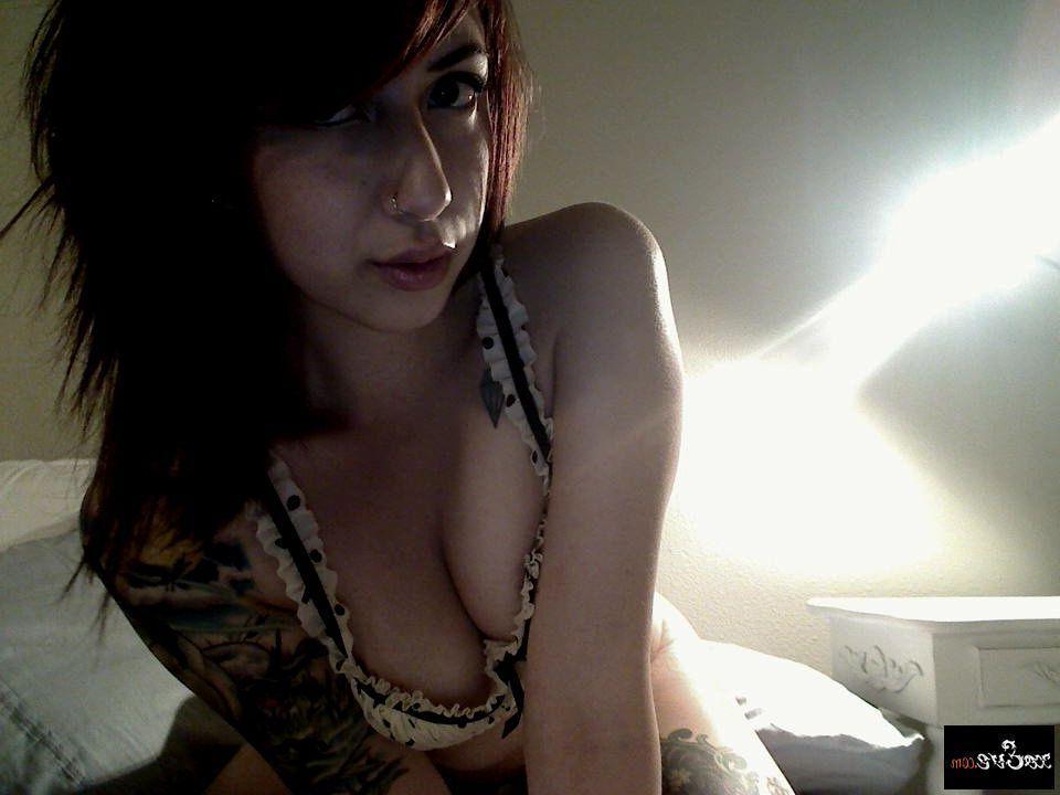 15P Pictures of teen Xo Eve exposing her hot naked alt girl body