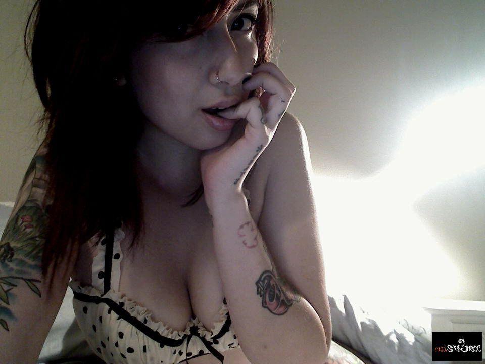 15P Pictures of teen Xo Eve exposing her hot naked alt girl body