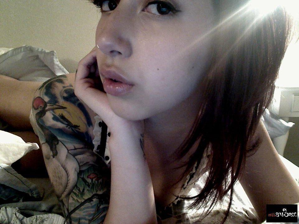 15P Pictures of teen Xo Eve exposing her hot naked alt girl body