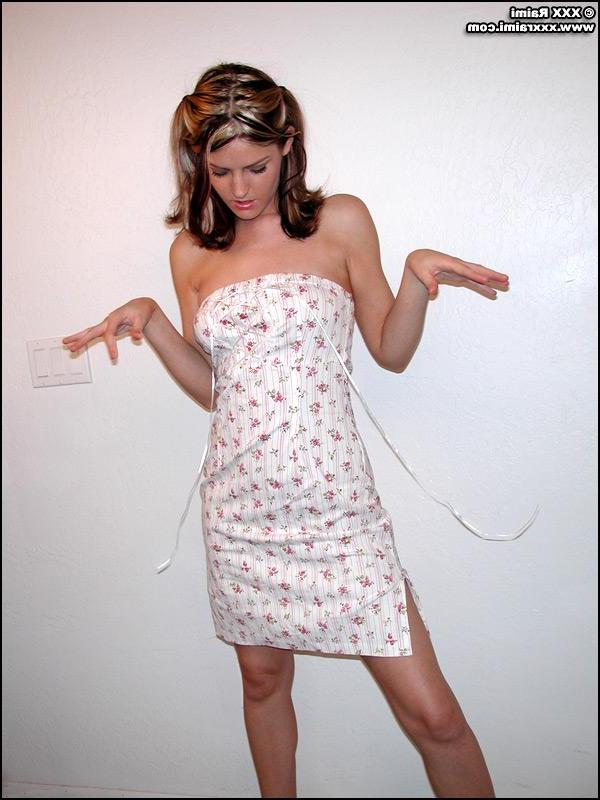 20P Pictures of XXX Raimi stripping out of her dress