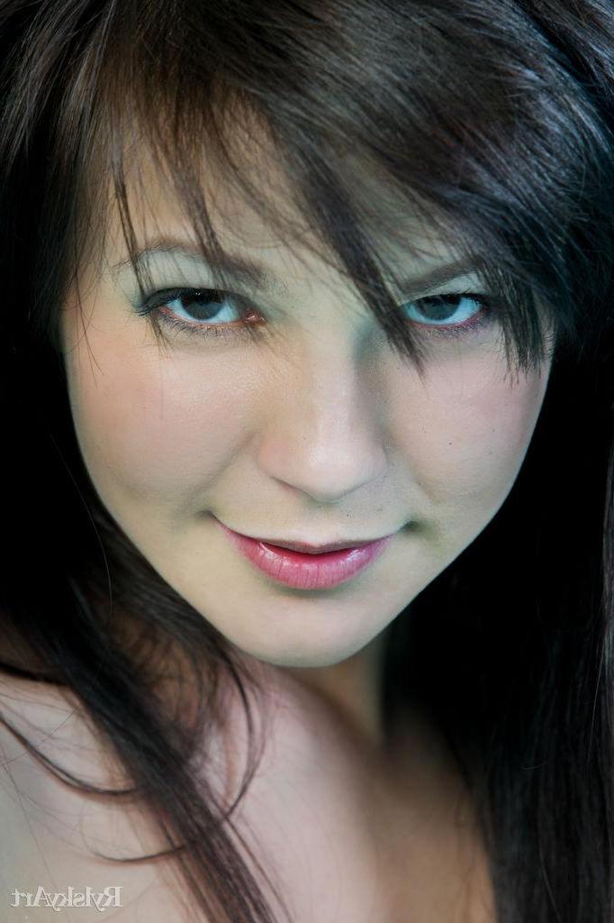 16P Pretty model Zelda B drops her dress and spreads her legs in "Debes"