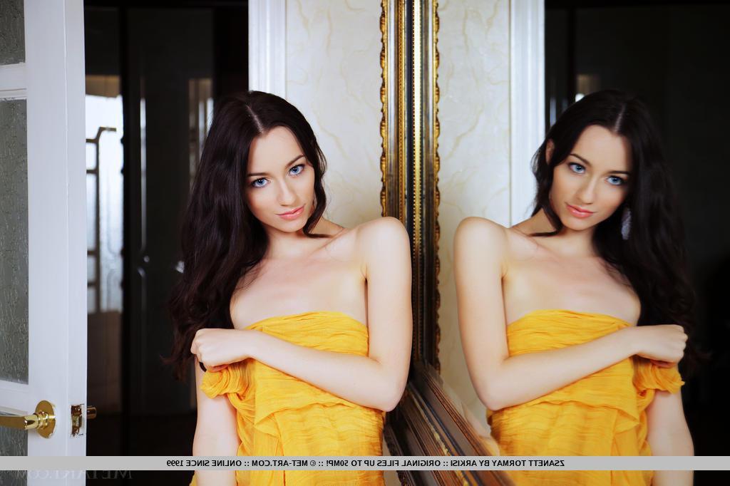 18P Beautiful girl Zsanett Tormat gets naked on the floor and waits for you