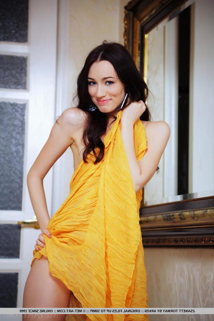 18P Beautiful girl Zsanett Tormat gets naked on the floor and waits for you