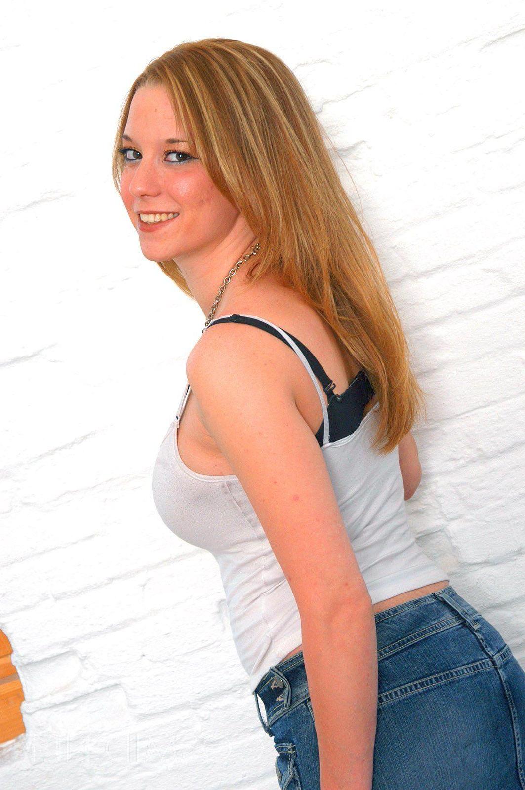 16P Pictures of a hot girl showing her sexy body