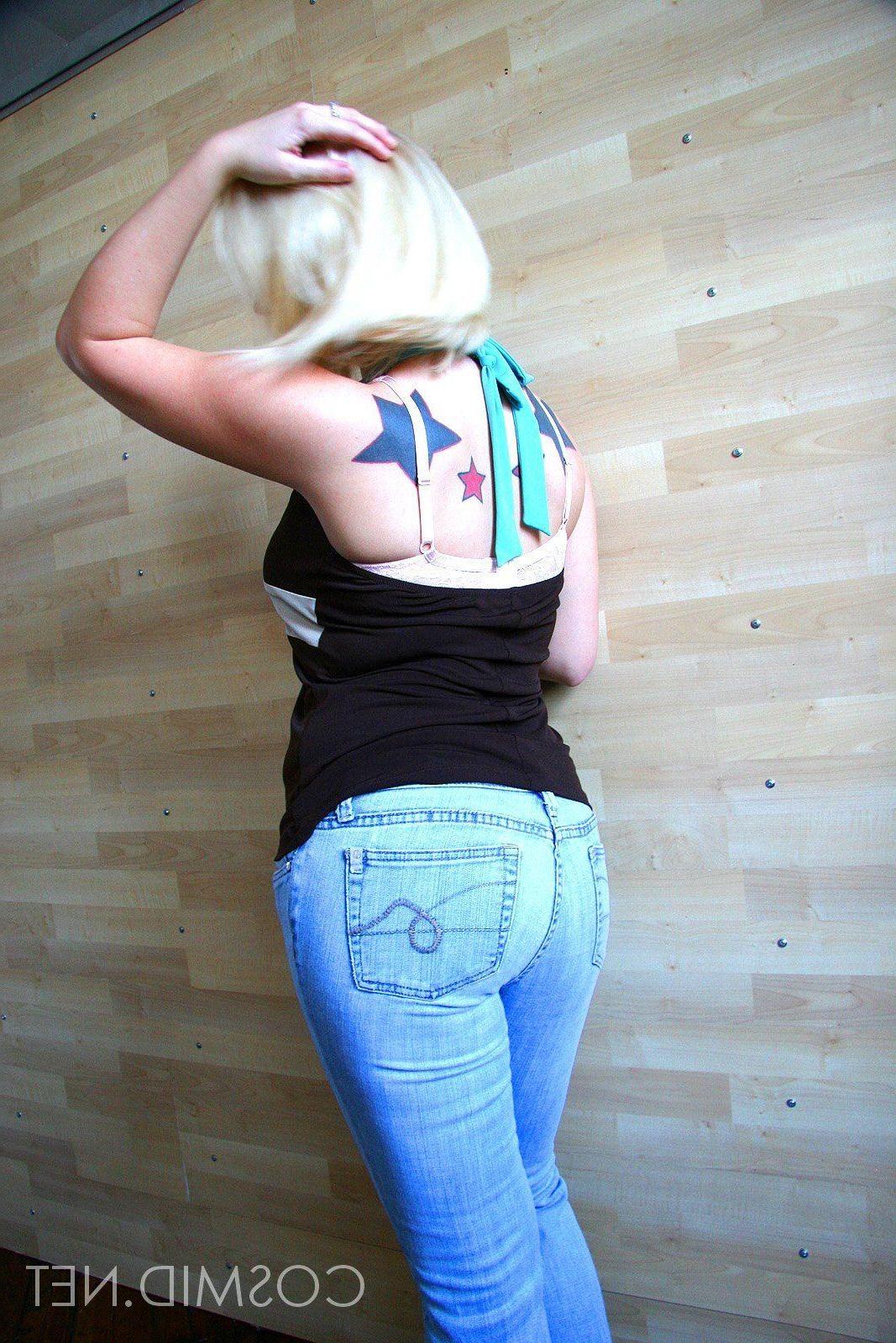 16P Pictures of a blonde hottie exposing her lovely boobies