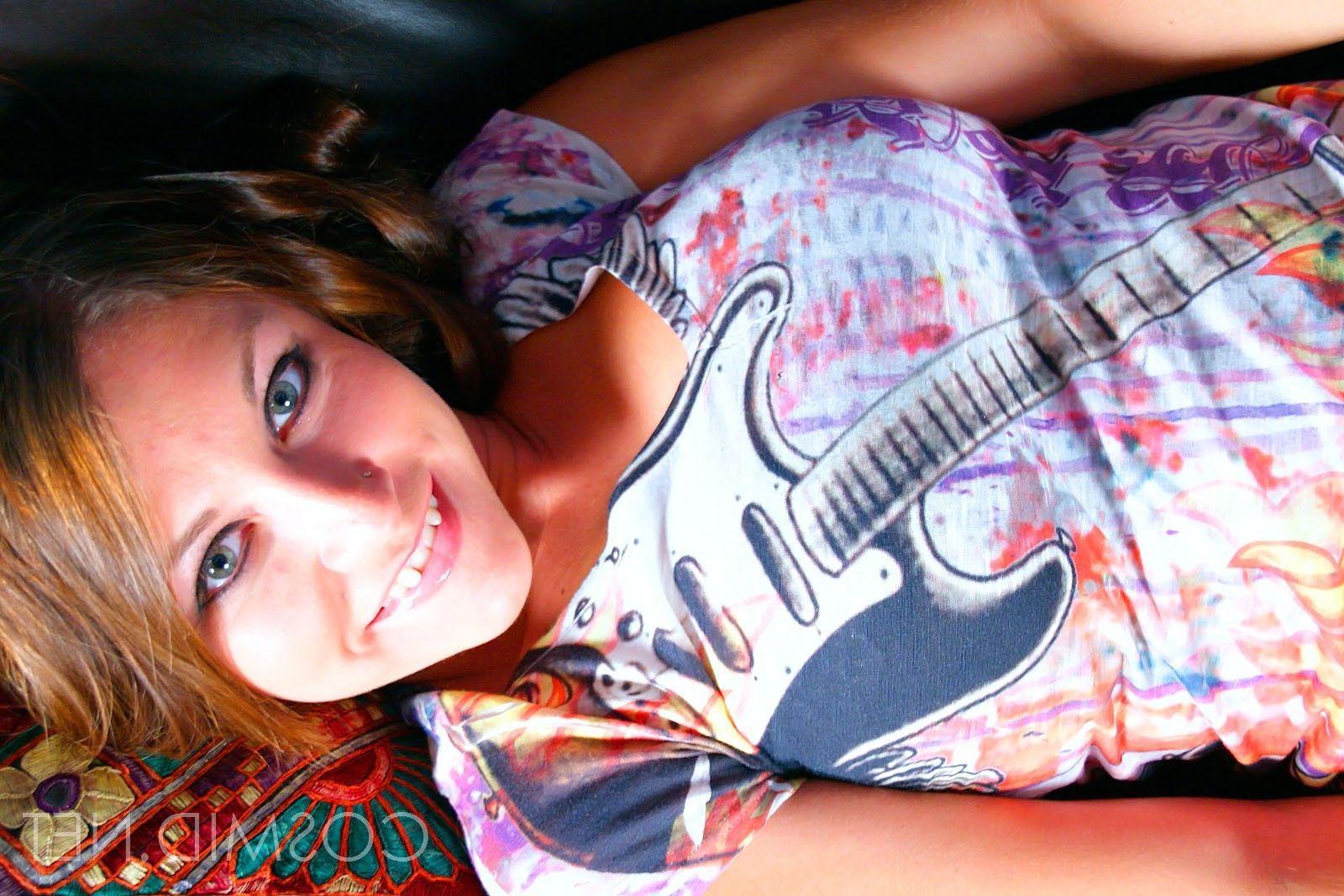 16P Pictures of a hot teen girl teasing with her body