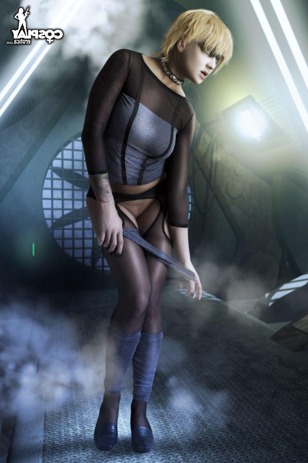 15P Pictures of cosplayer Kayla dressed as a replicant from Blade Runner
