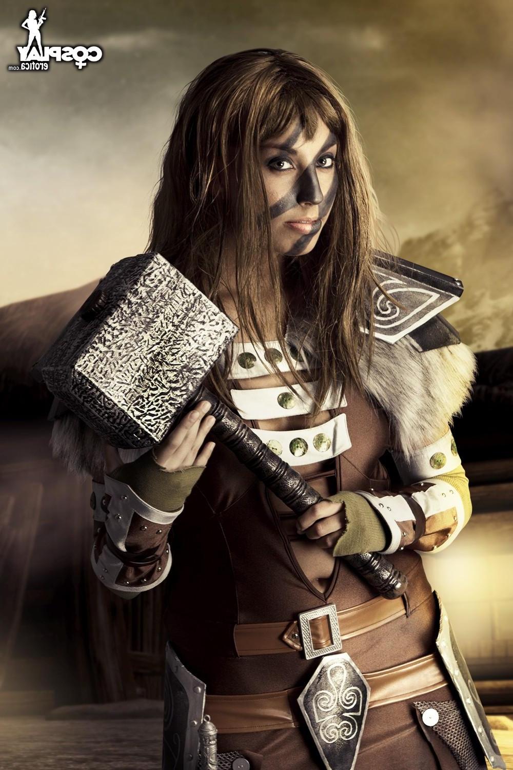 12P Sexy cosplaying warrior Liuna is here to slay the dragon