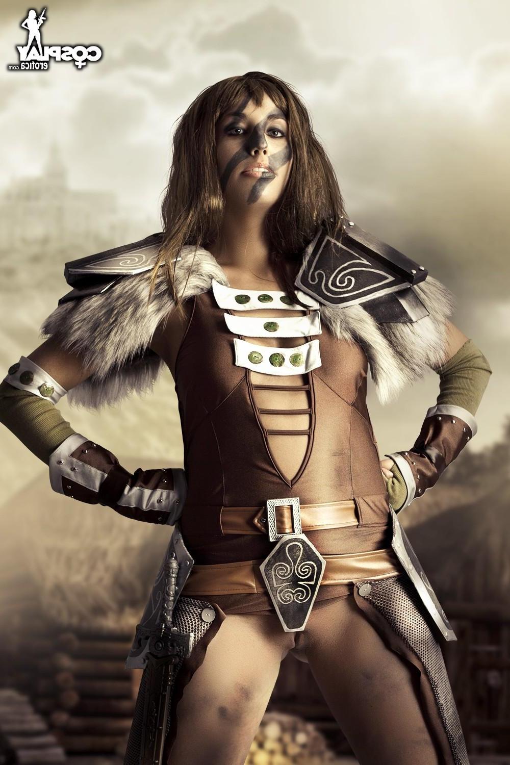 12P Sexy cosplaying warrior Liuna is here to slay the dragon