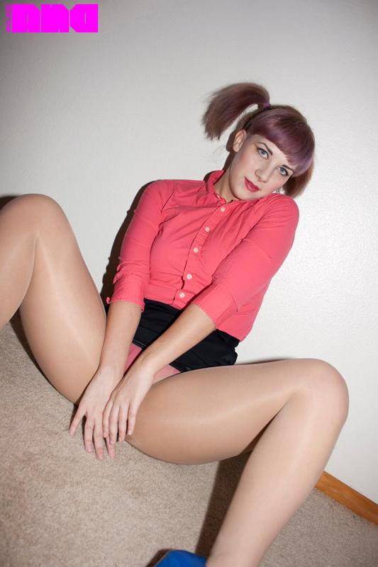 15P Pinup hottie Kara Ratchet slowly strips naked in her blue heels