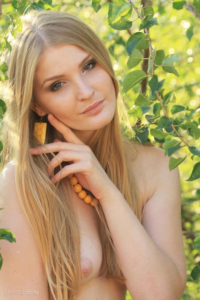 16P Blonde girl Tinaa shows you her nude body outside