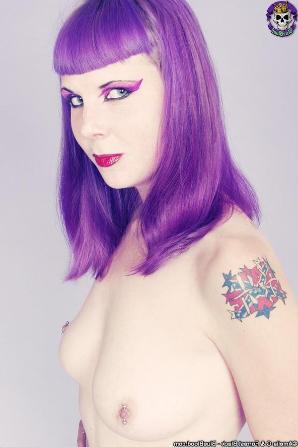 15P Busty sword-wielding fantasy Barbarian beauty cosplays nude for you