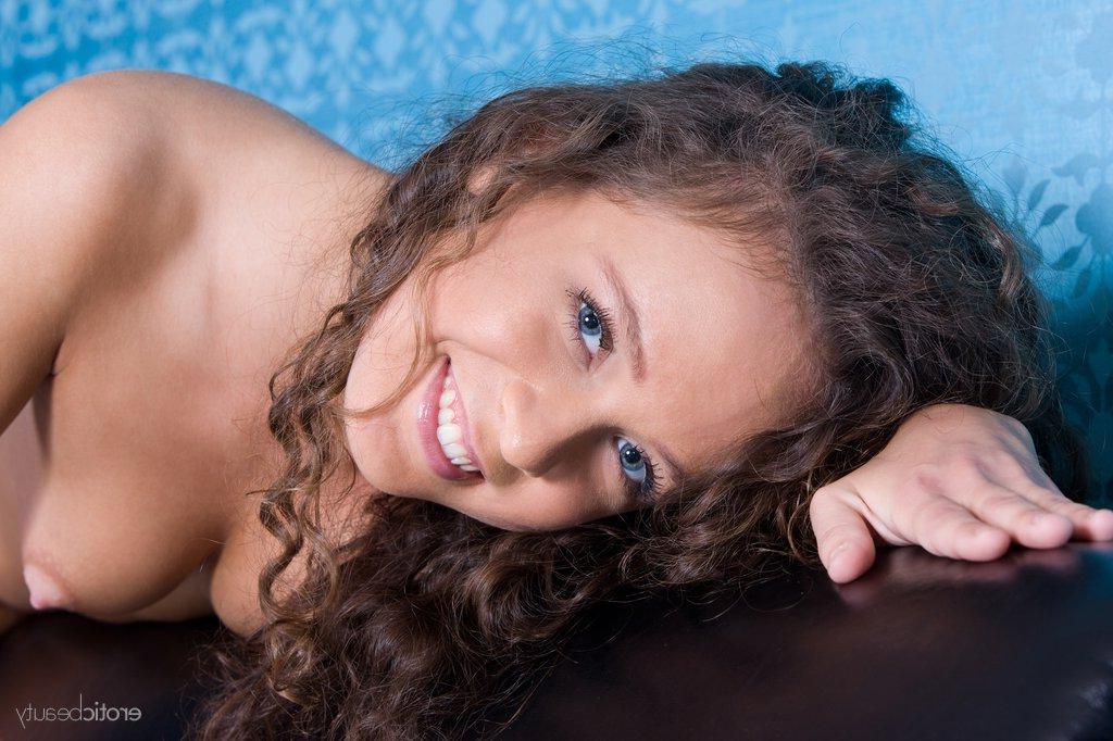16P Fresh and youthful, Elisandra is a breathtaking exhibitionist as she puts her curvaceous body and well-endowed assets into the spotlight.