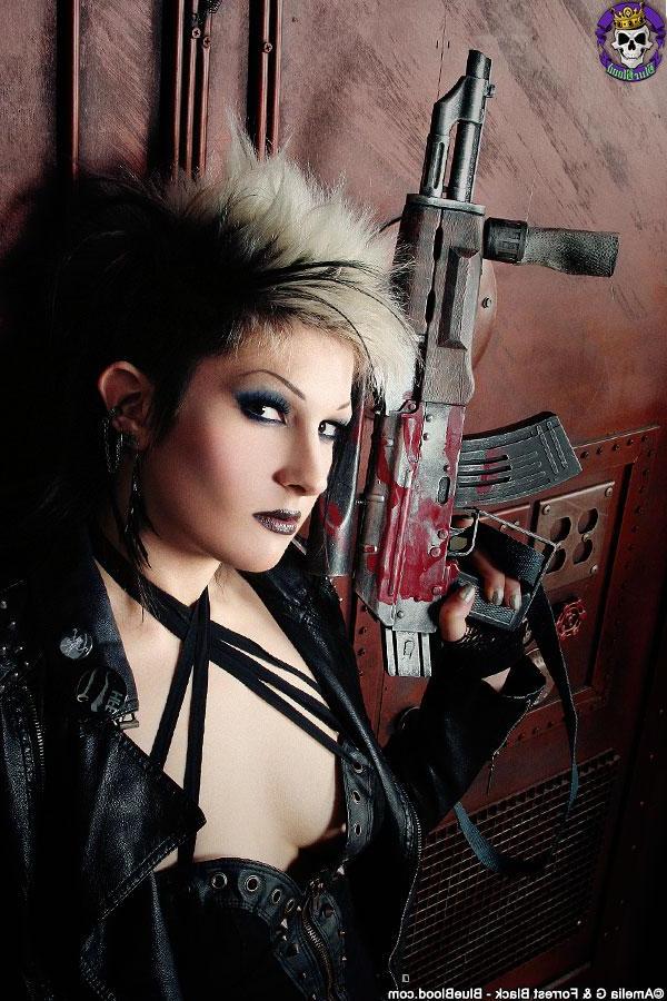 15P Gothic cyberpunk Alley Shiver cosplays as a Wasteland Warrior babe