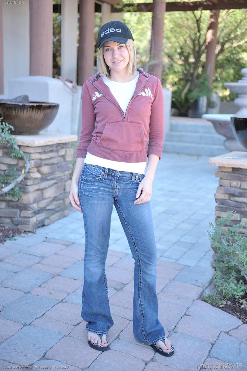 20P Pics of blonde teen Stephanie showing her hot naked body at home