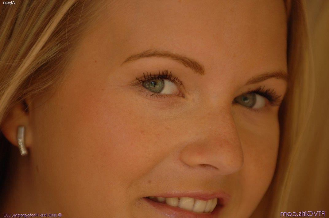 20P Pictures of Alyssa showing her hot body outside