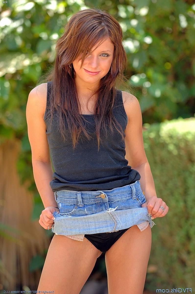 20P Pictures of Risi showing her hot naked body outside