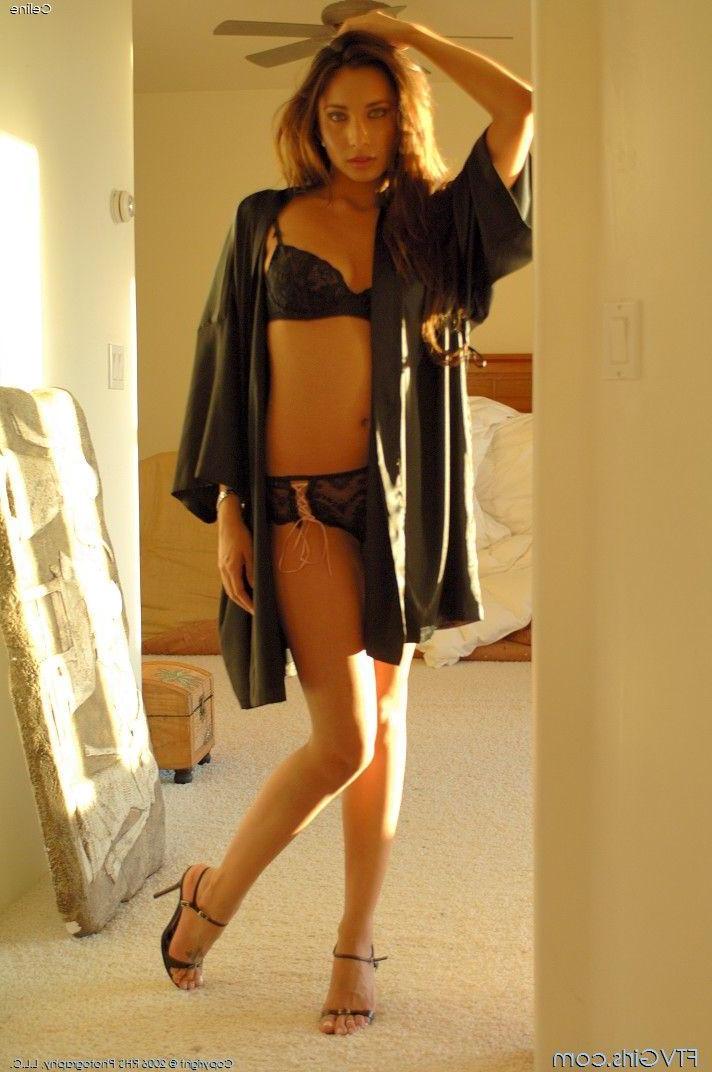 20P Pictures of Celine showing her hot body