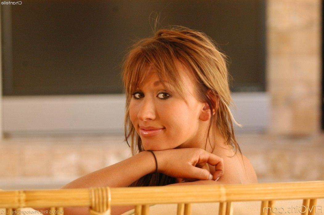 20P Pictures of Chantelle naked and playing with her hot body