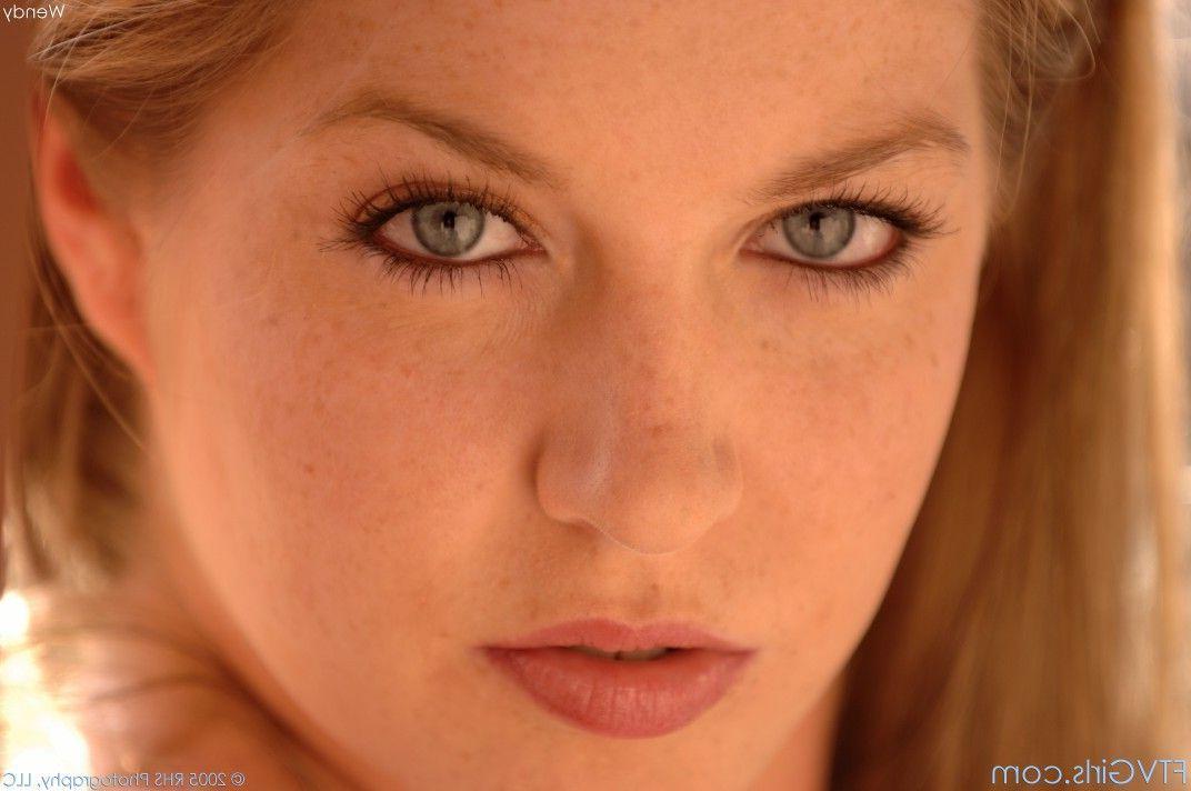 20P Pictures of teen cutie Wendy showing her hot body