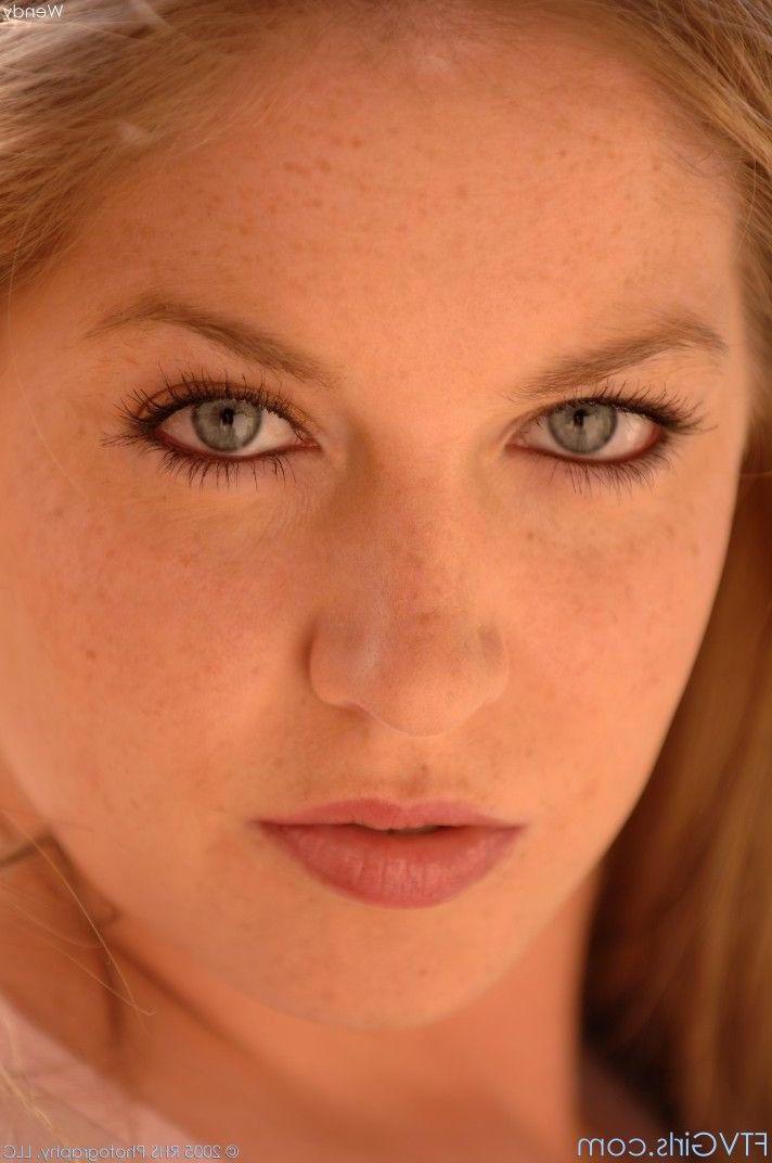 20P Pictures of teen cutie Wendy showing her hot body