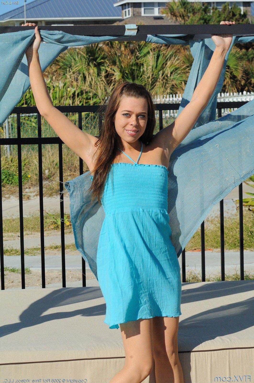 16P Pictures of a pretty teen girl showing her hot body