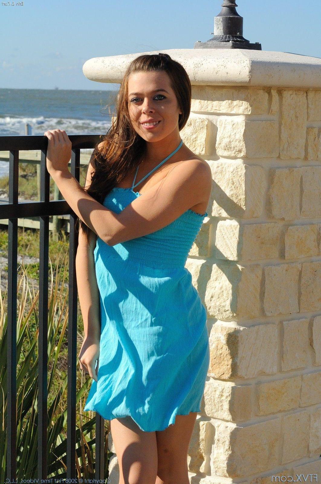 16P Pictures of a pretty teen girl showing her hot body