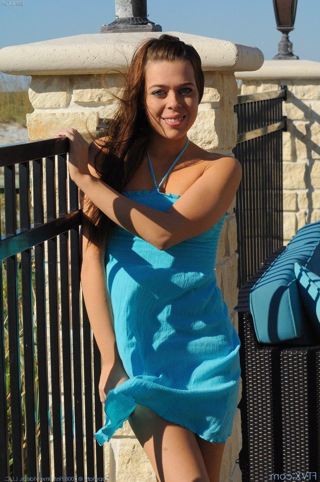 16P Pictures of a pretty teen girl showing her hot body