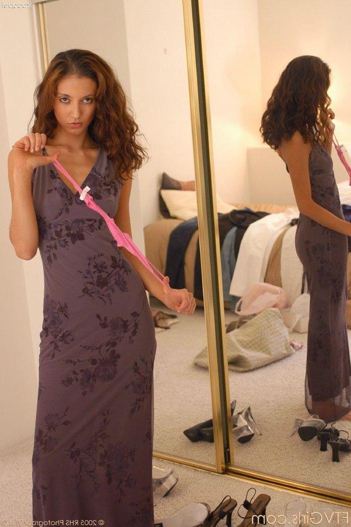 20P Pictures of Racquel playing with her hot body