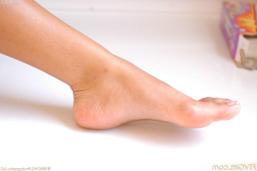 20P Pictures of Jen playing with her hot body