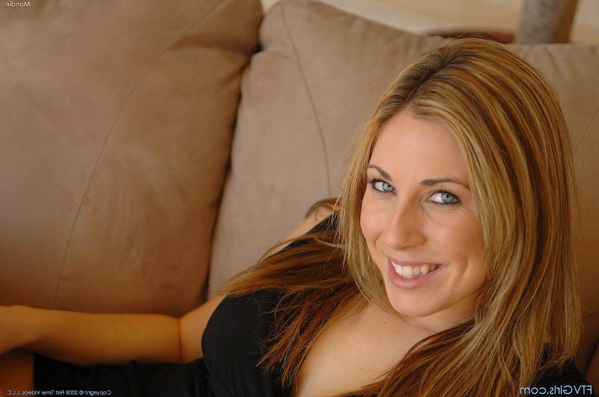 19P Pictures of Mandie showing her hot body